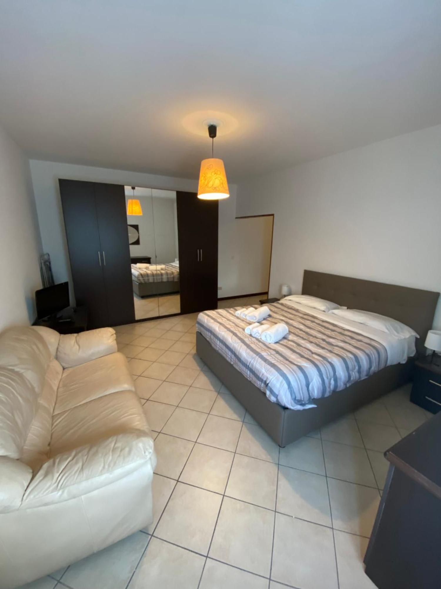 Cozy Lake Como Apartments Valmadrera Buitenkant foto