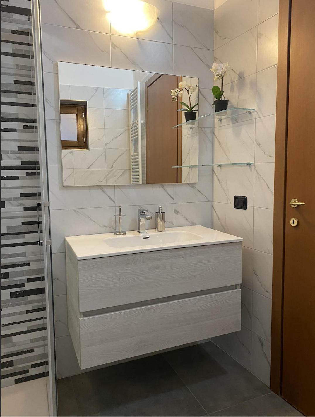 Cozy Lake Como Apartments Valmadrera Buitenkant foto